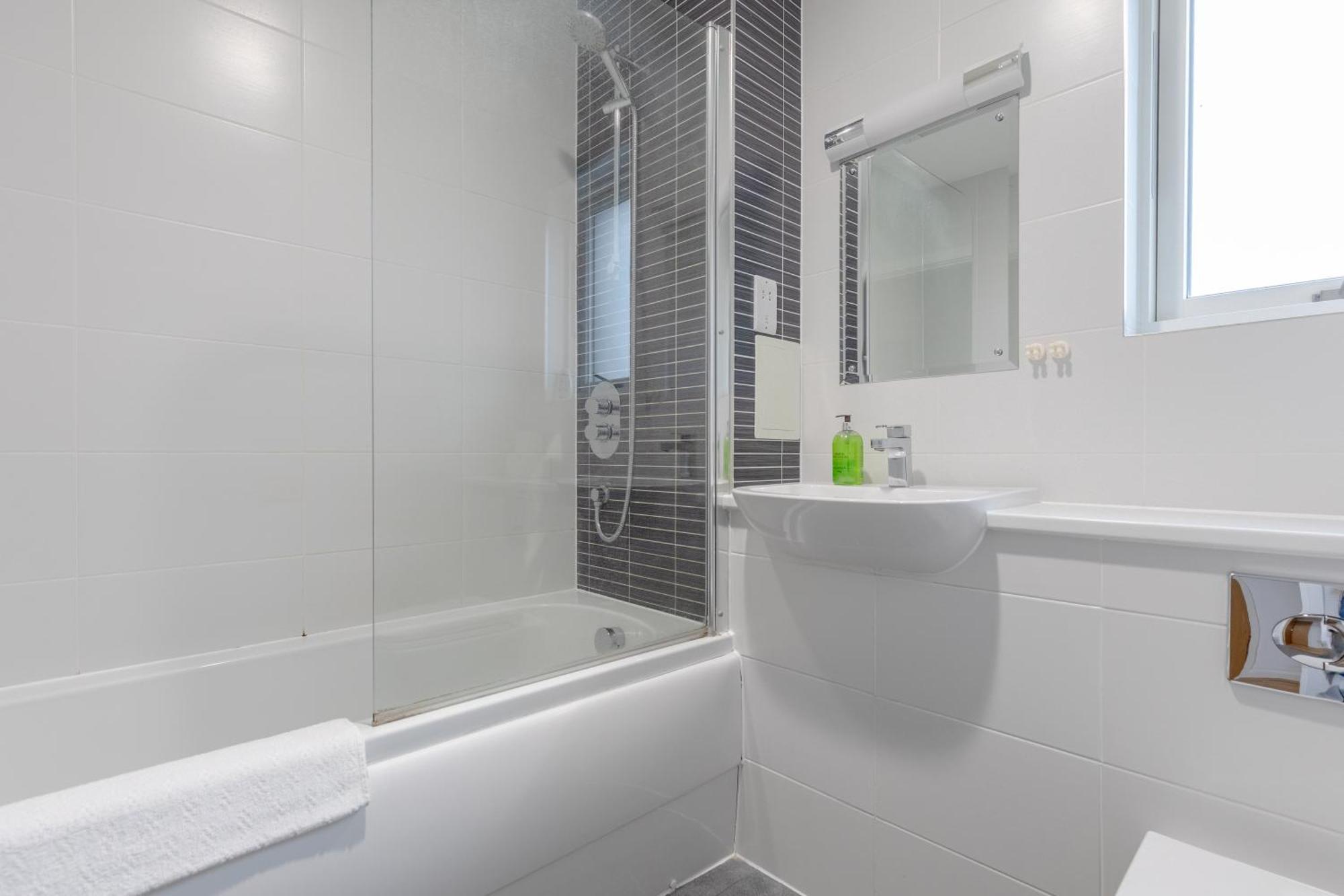 & Modern 1bd Flat With Balcony Hackney! Appartamento