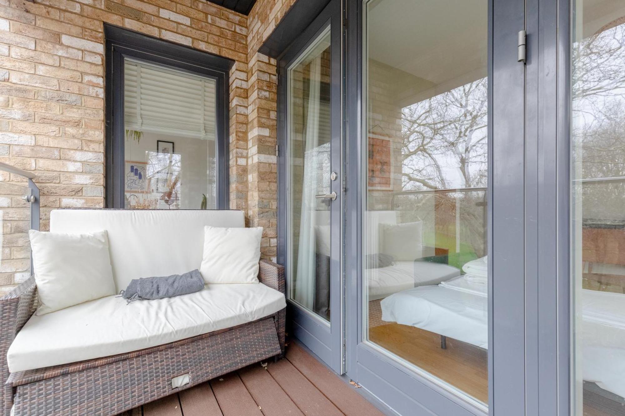 & Modern 1bd Flat With Balcony Hackney! Appartamento Londra