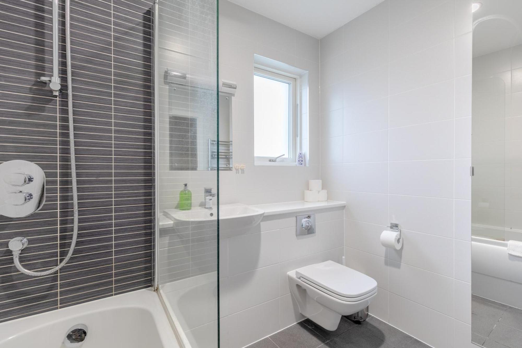 & Modern 1bd Flat With Balcony Hackney! Appartamento Londra